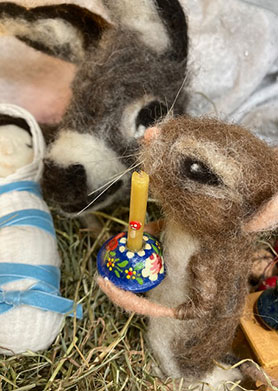Der Esel, die Maus und das Christuskind in der Weihnachtskrippe