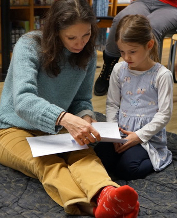 Michaela Vogl liest bei der Buchpräsentation in der Buchhandlung Sterzinger in Wolkersdorf aus "Mollys Stück vom wilden Glück" vor.